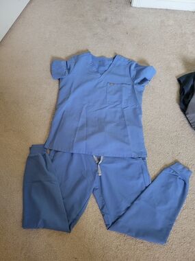 FIGS Scrub Set